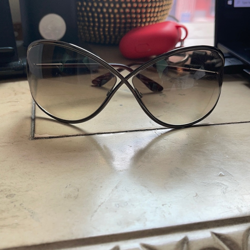 Never worn Tom Ford sunglasses with case!